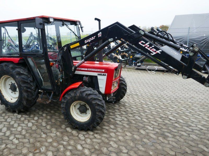 Lindner 420 S Allrad mit Niedrigkabine und Industriefrontlader