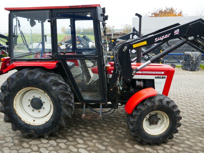 Lindner 420 S Allrad mit Niedrigkabine und Industriefrontlader