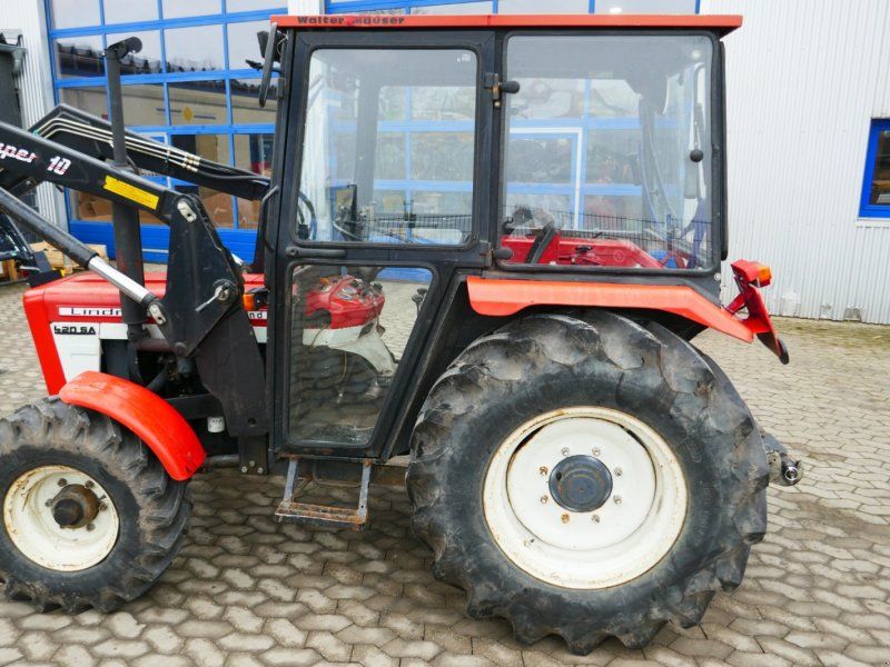 Lindner 420 S Allrad mit Niedrigkabine und Industriefrontlader