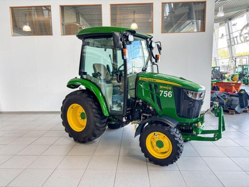 John Deere 3046R