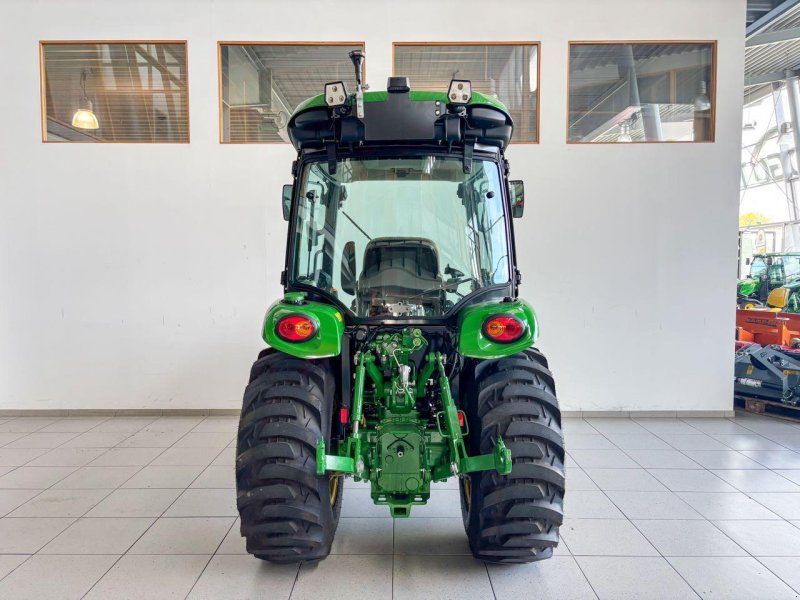 John Deere 3046R