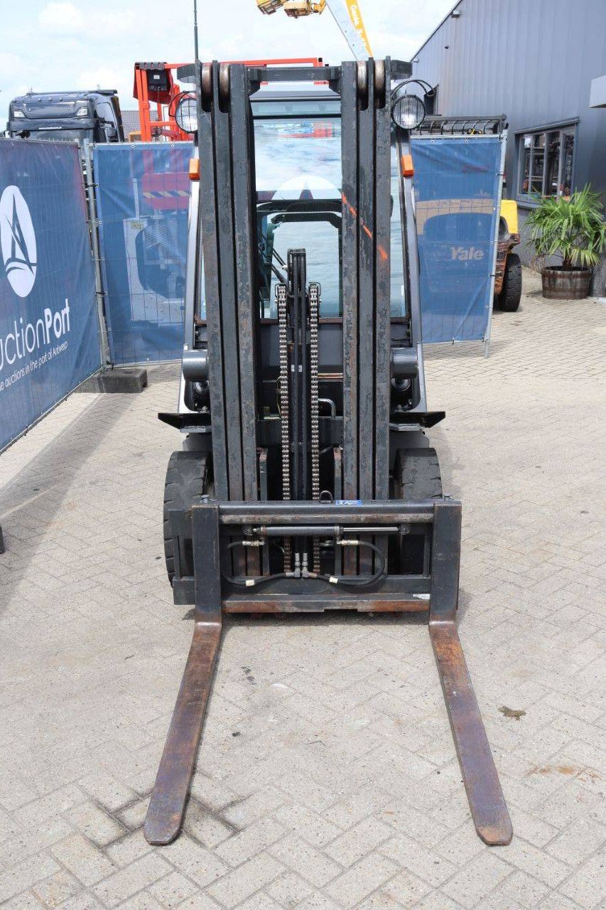 Forklift Nissan UD02A25PQ LPG 2500kg 4.75m 2005