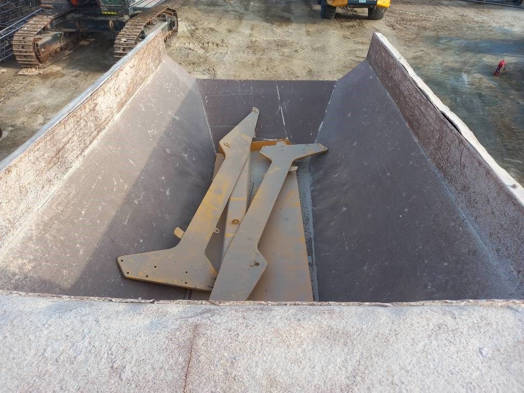 Komatsu HM400-3R (4 pcs available in Abu Dhabi)