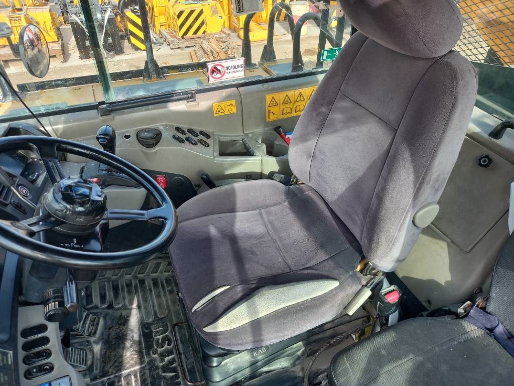 Komatsu HM400-3R (4 pcs available in Abu Dhabi)