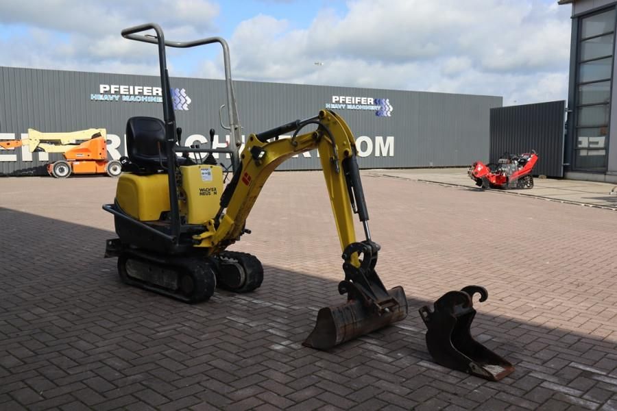 Wacker Neuson E08-01 Wacker Neuson mini excavator including 2 bu