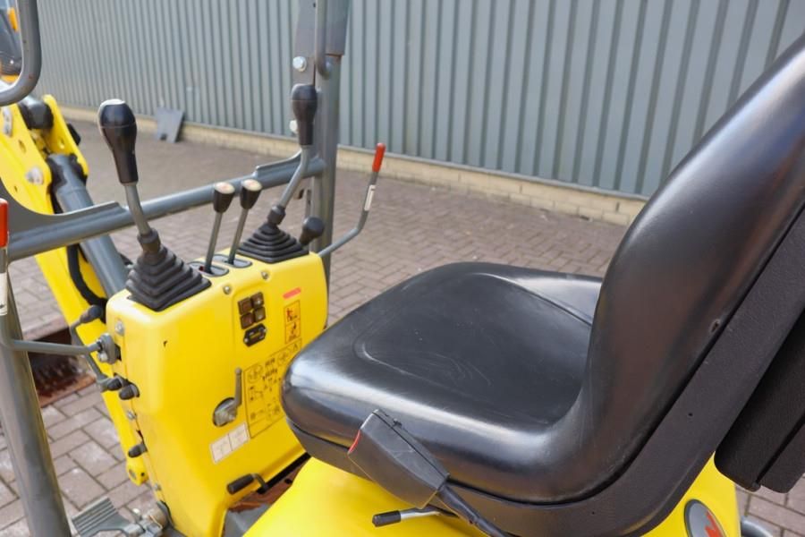Wacker Neuson E08-01 Wacker Neuson mini excavator including 2 bu