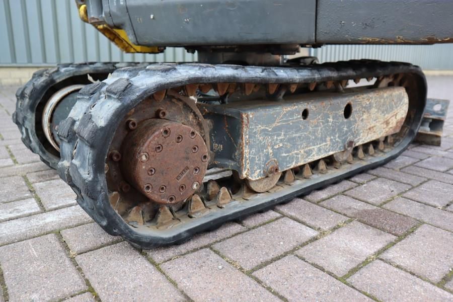 Wacker Neuson E08-01 Wacker Neuson mini excavator including 2 bu