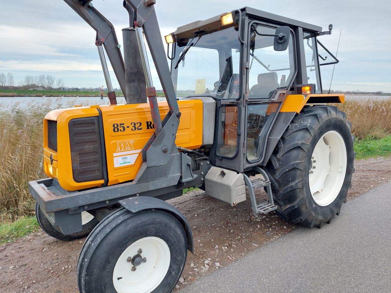 Renault 85-32 MX met voorlader ZEER NETTE TREKKER
