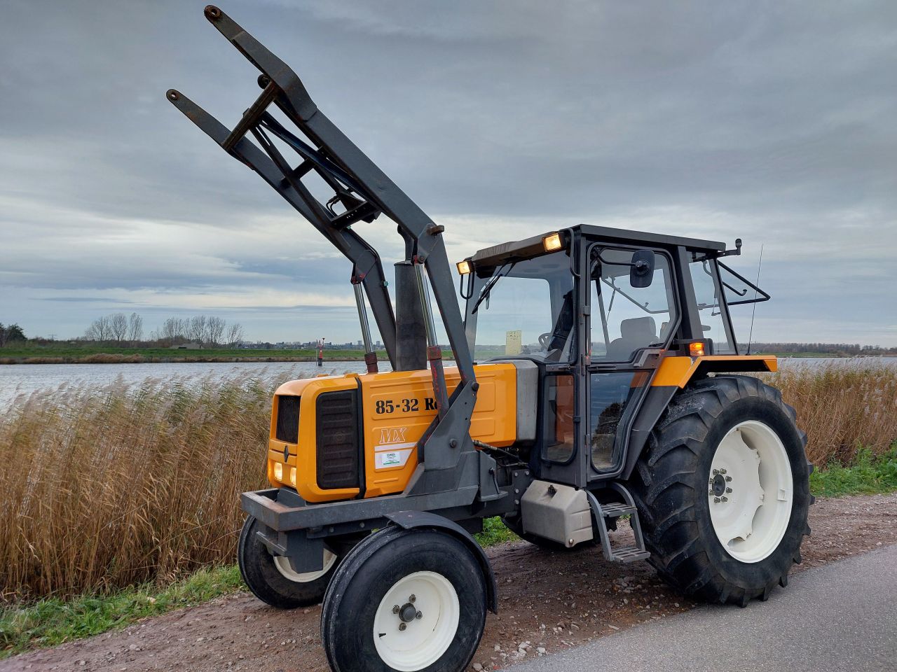 Renault 85-32 MX met voorlader ZEER NETTE TREKKER