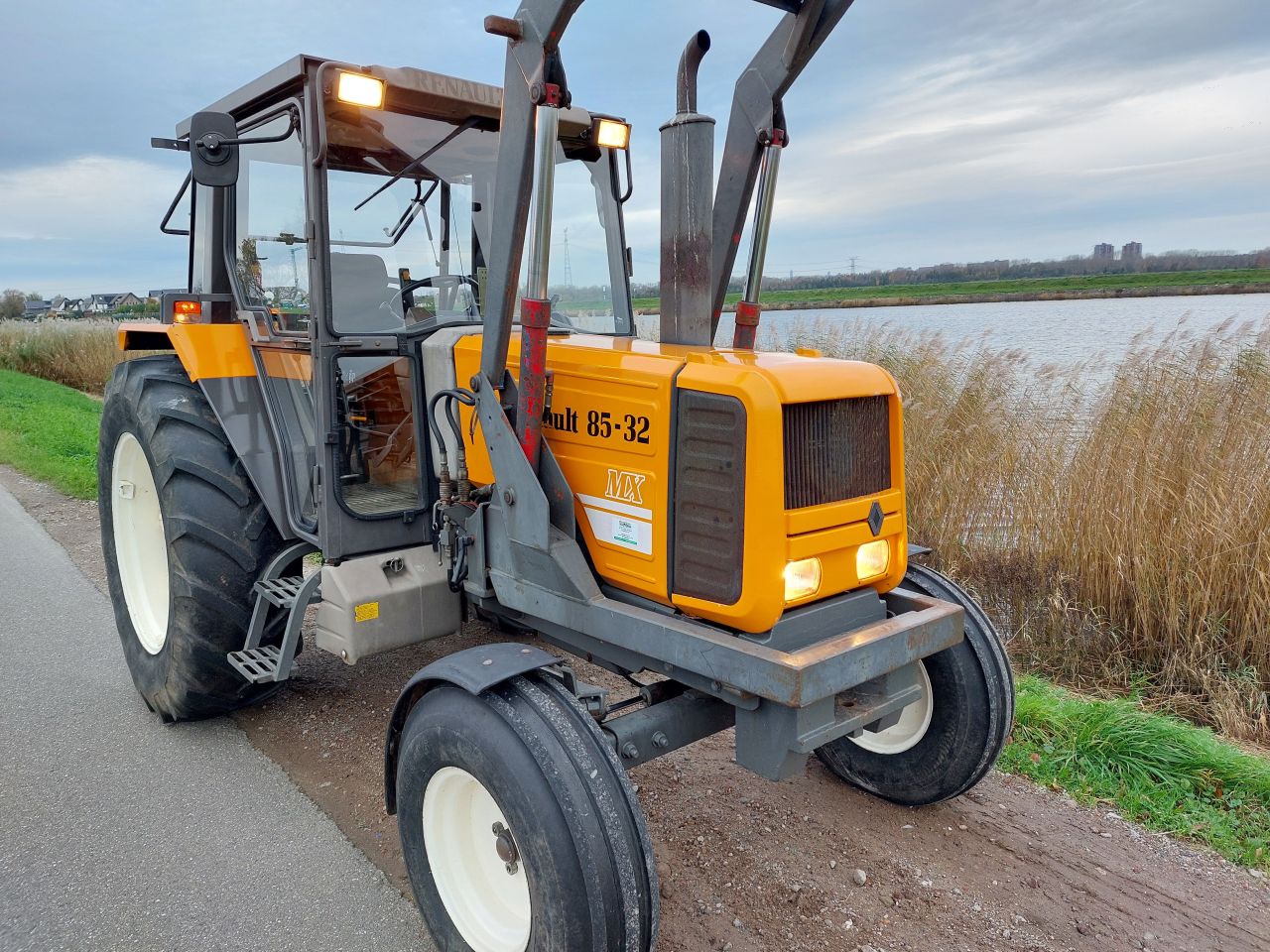 Renault 85-32 MX met voorlader ZEER NETTE TREKKER