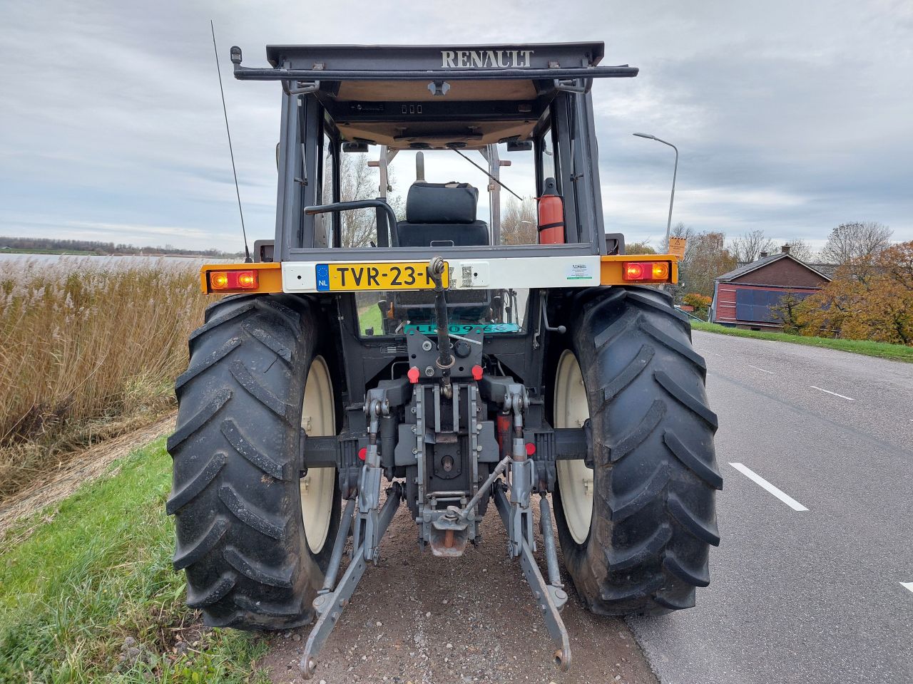 Renault 85-32 MX met voorlader ZEER NETTE TREKKER