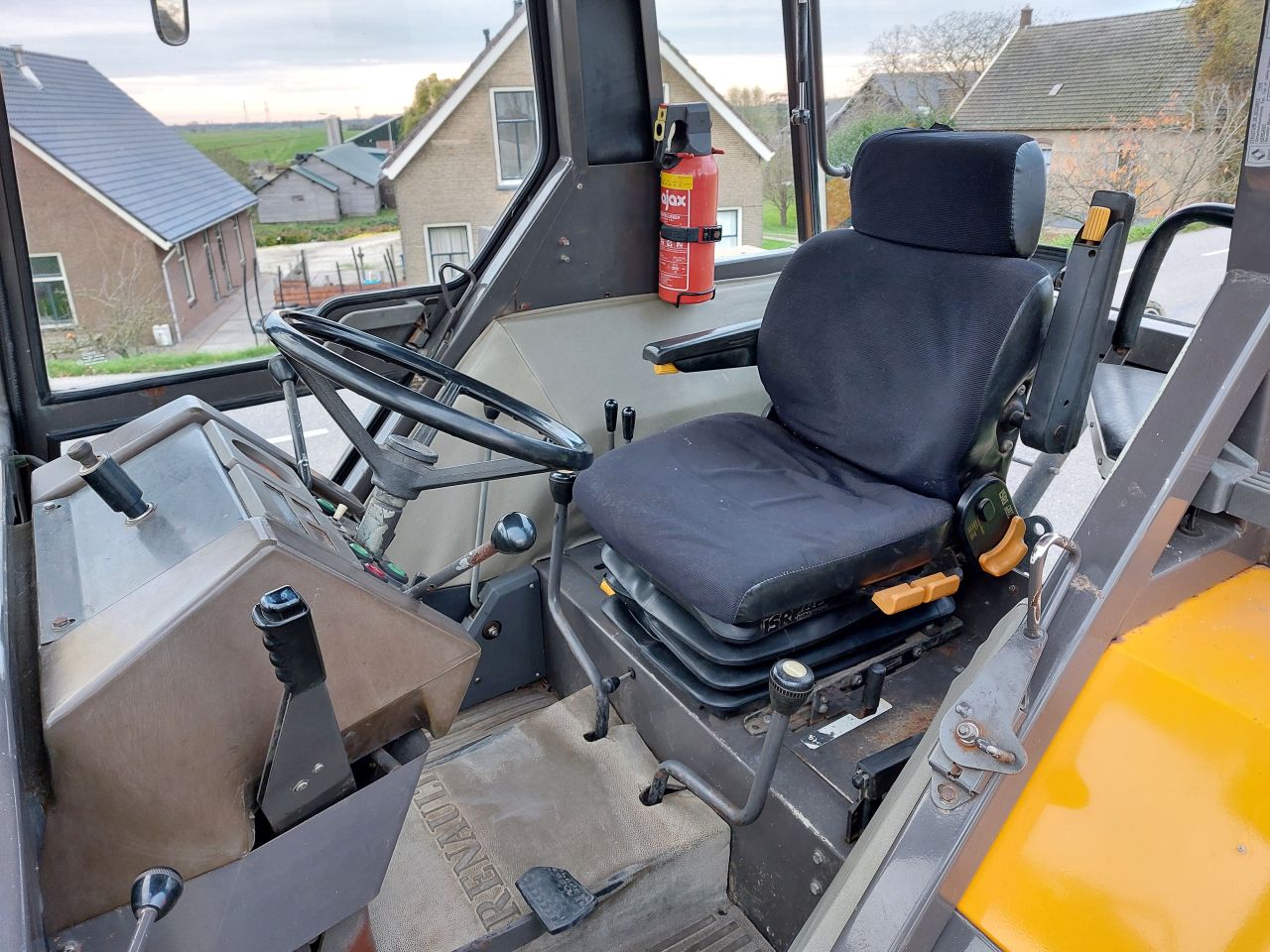 Renault 85-32 MX met voorlader ZEER NETTE TREKKER