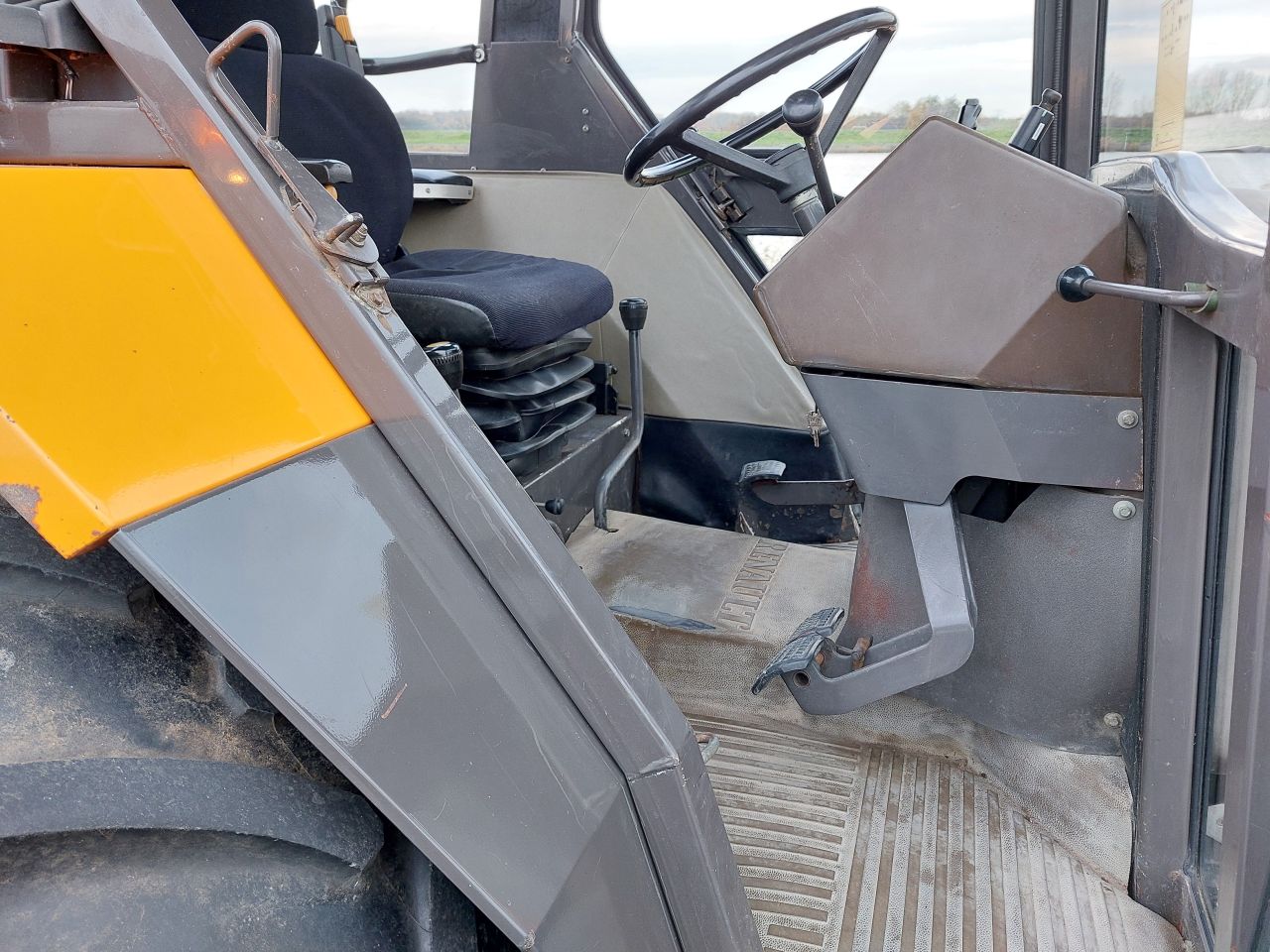 Renault 85-32 MX met voorlader ZEER NETTE TREKKER