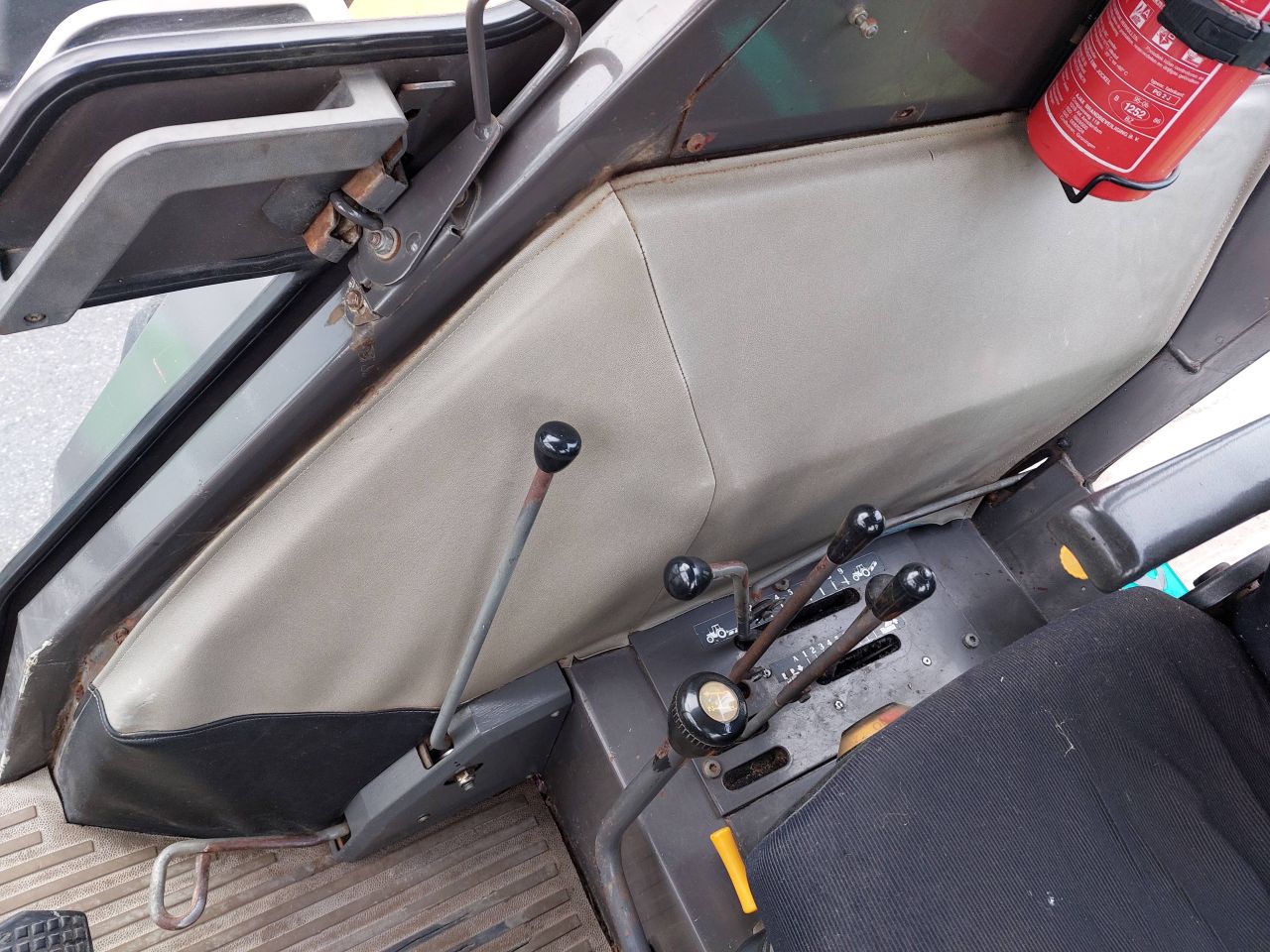 Renault 85-32 MX met voorlader ZEER NETTE TREKKER