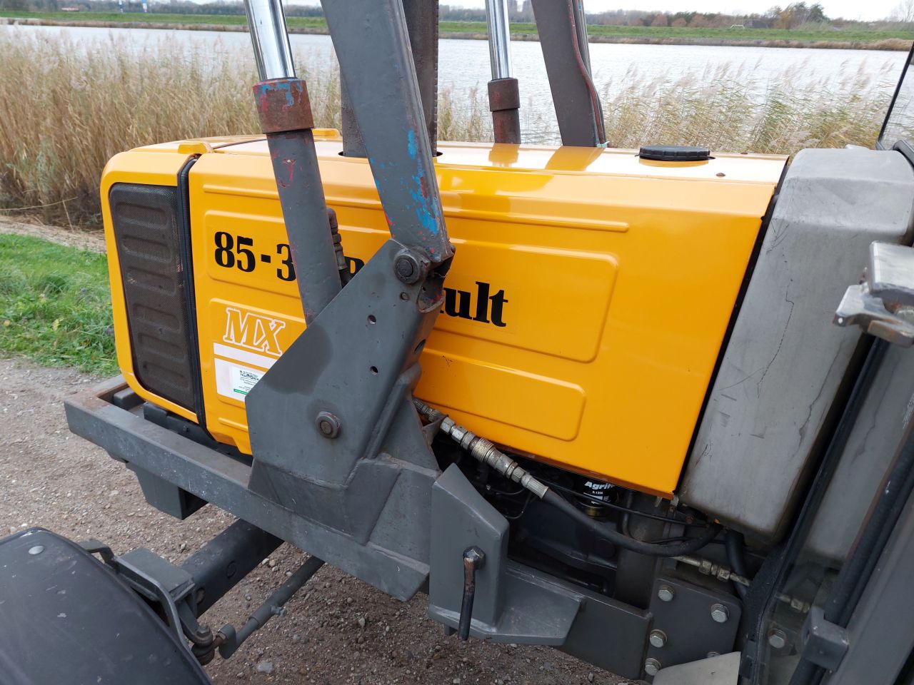 Renault 85-32 MX met voorlader ZEER NETTE TREKKER