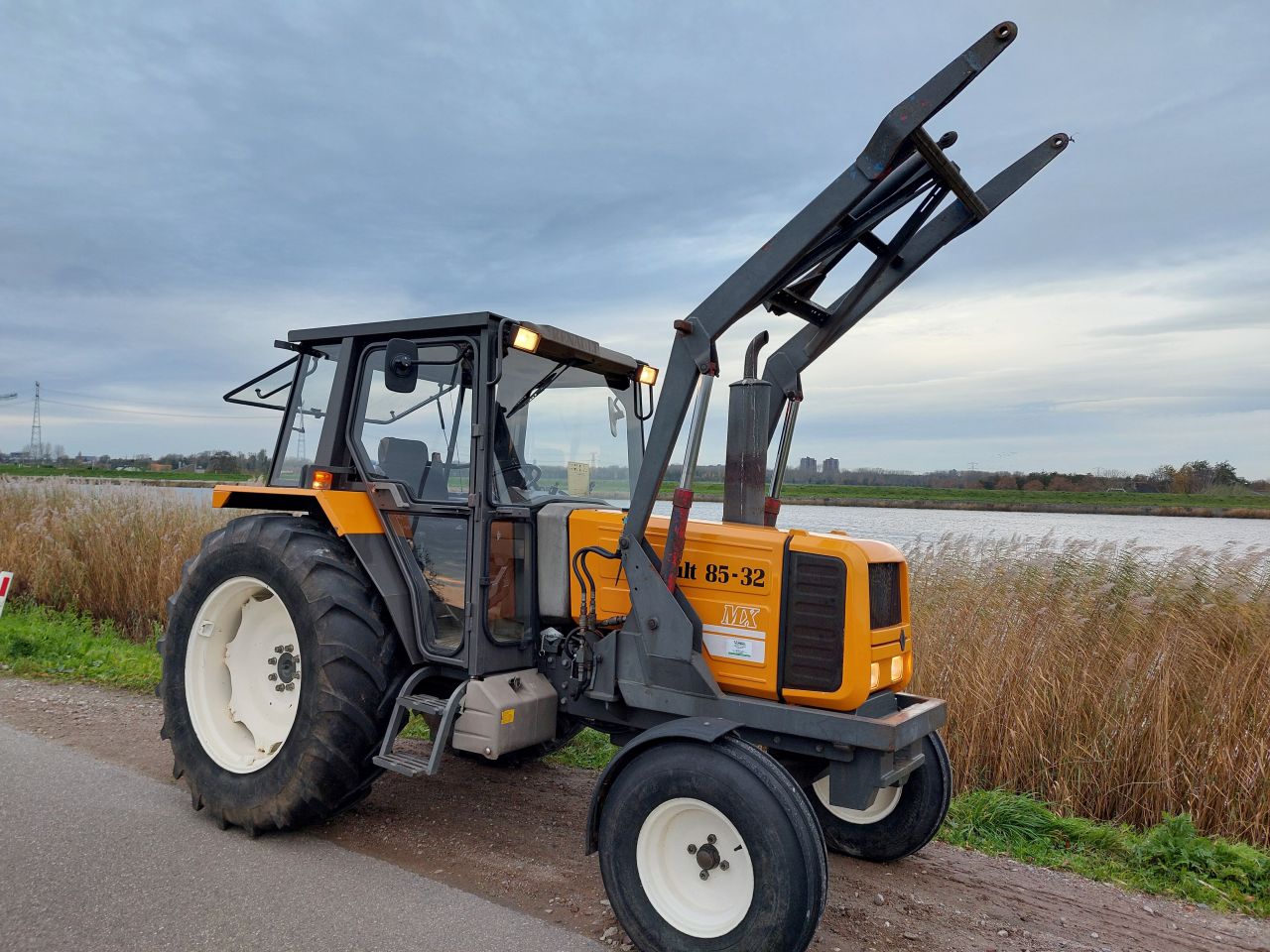 Renault 85-32 MX met voorlader ZEER NETTE TREKKER