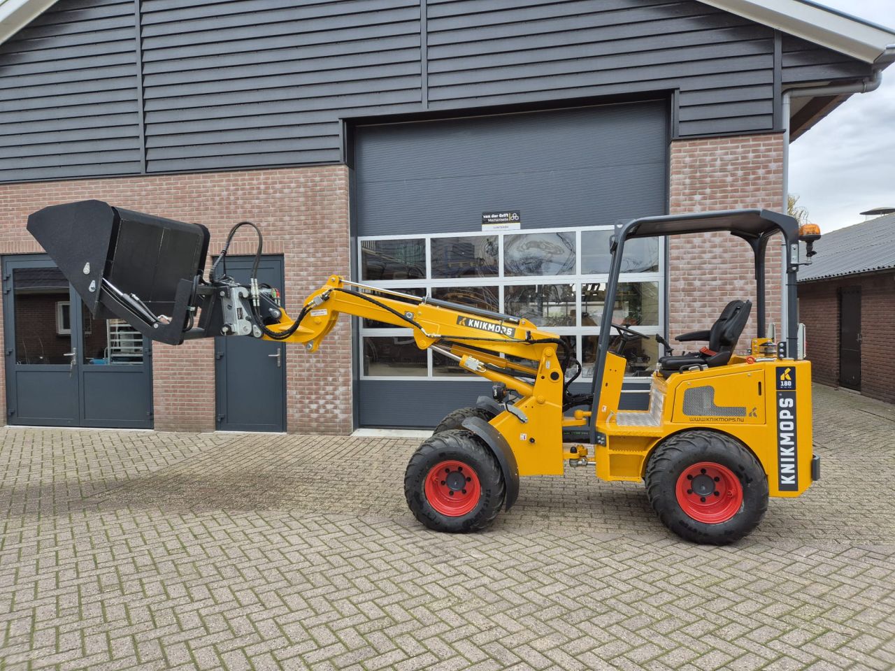 Knikmops 180 shovel met telegiek /hoog kiepen