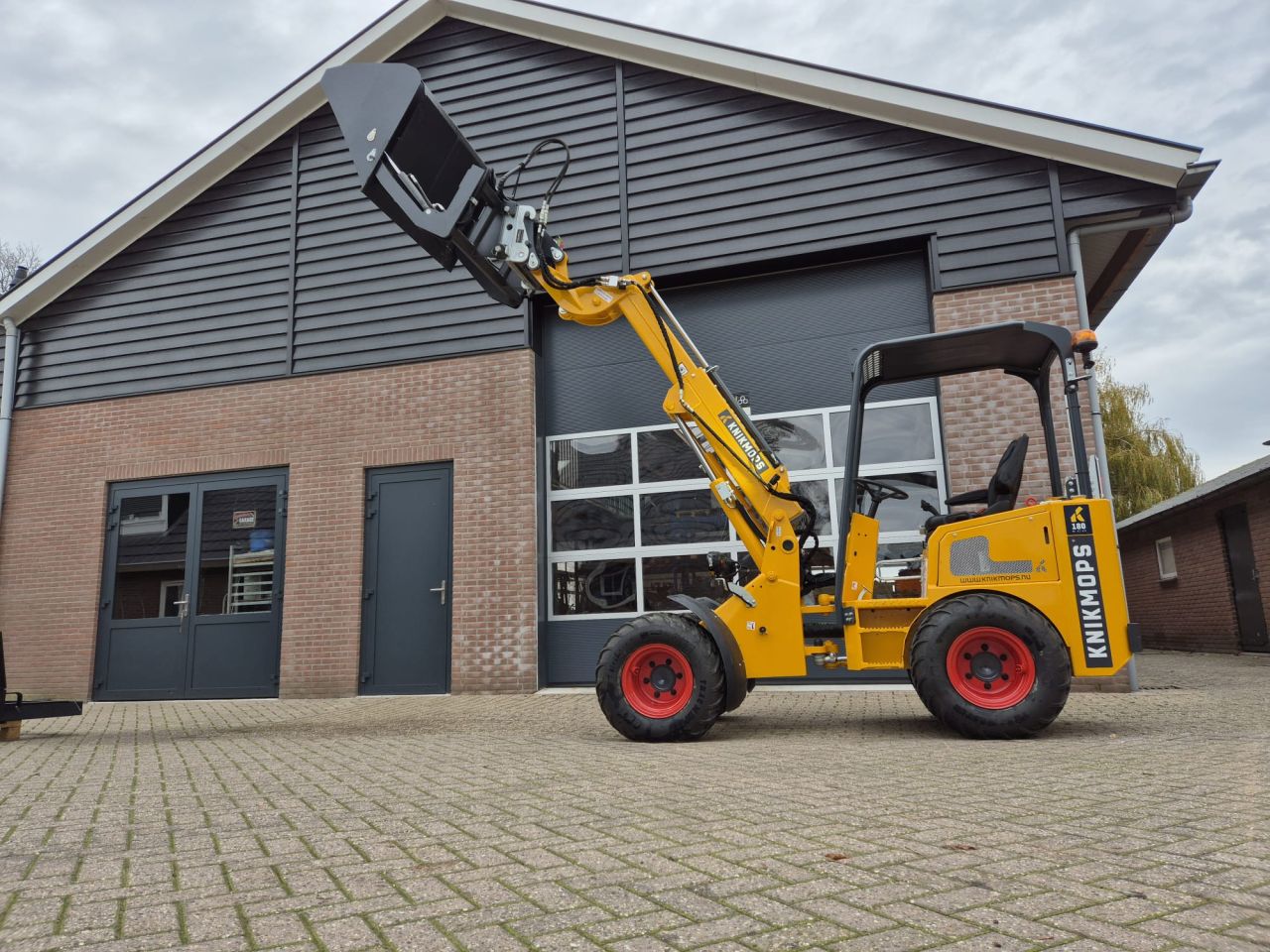 Knikmops 180 shovel met telegiek /hoog kiepen