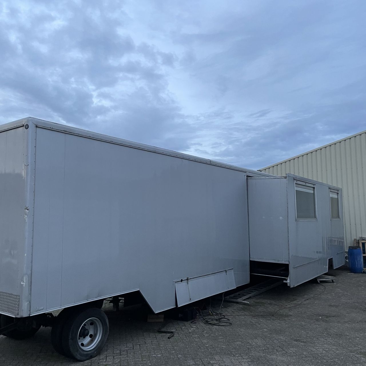 Combi woonwagen met hydraulisch uitschuif. 12,5 lang.