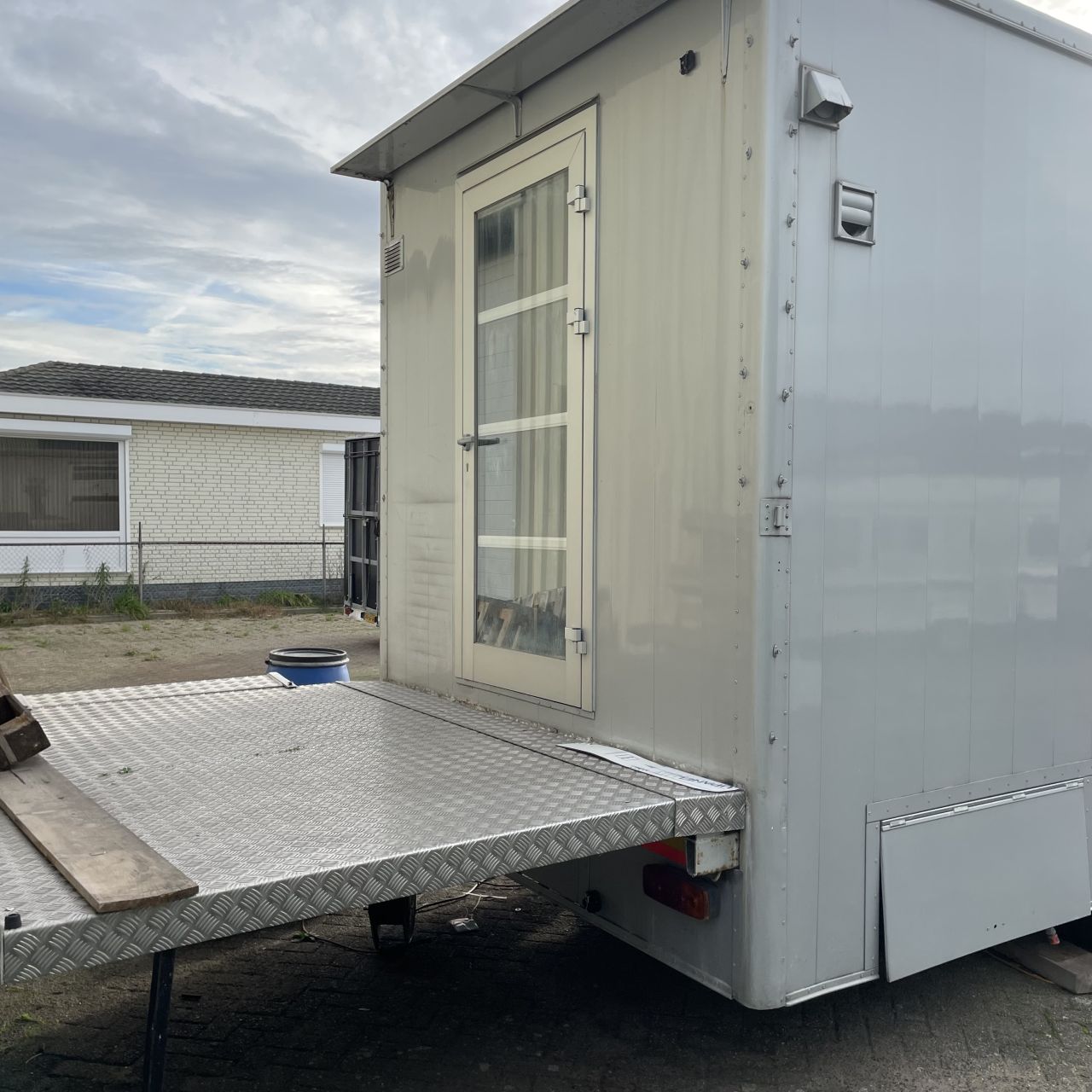 Combi woonwagen met hydraulisch uitschuif. 12,5 lang.