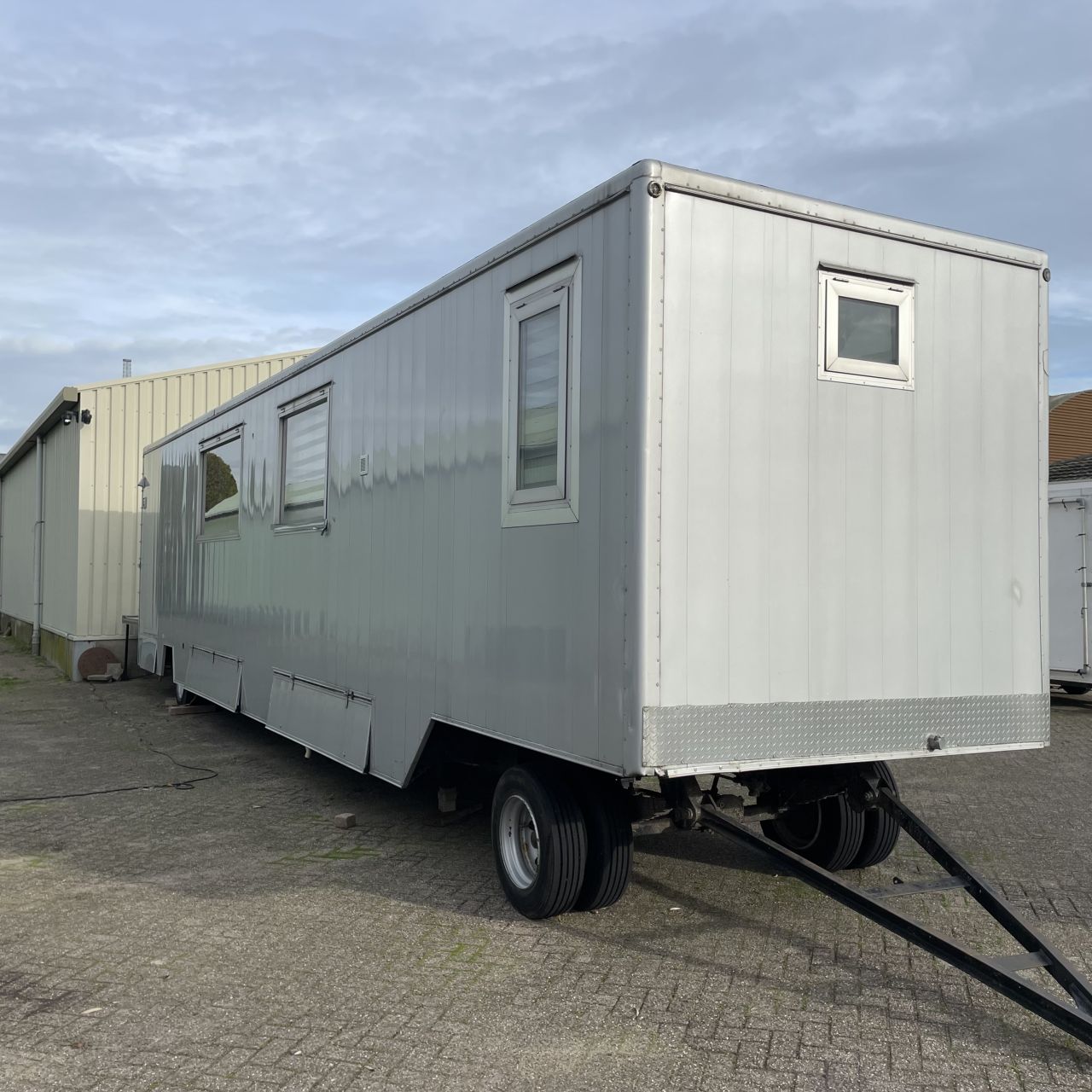 Combi woonwagen met hydraulisch uitschuif. 12,5 lang.