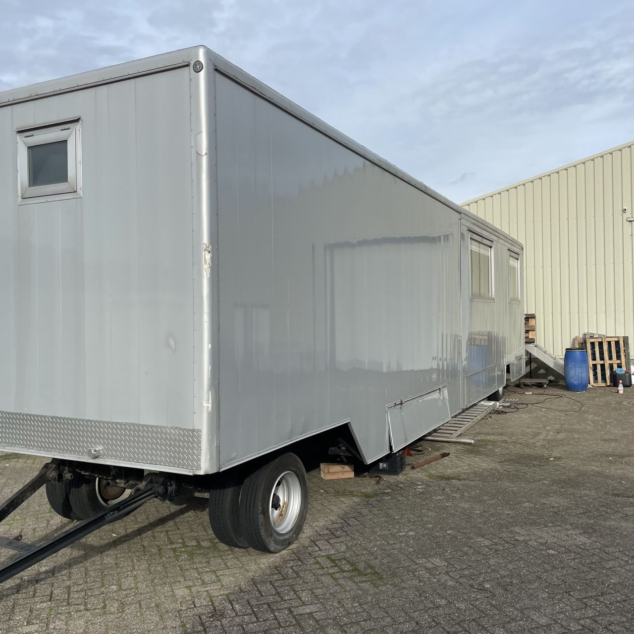 Combi woonwagen met hydraulisch uitschuif. 12,5 lang.