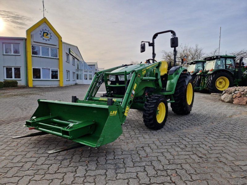 John Deere 4052M mit Frontlader