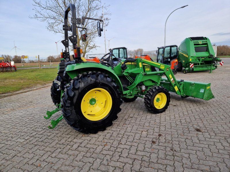 John Deere 4052M mit Frontlader