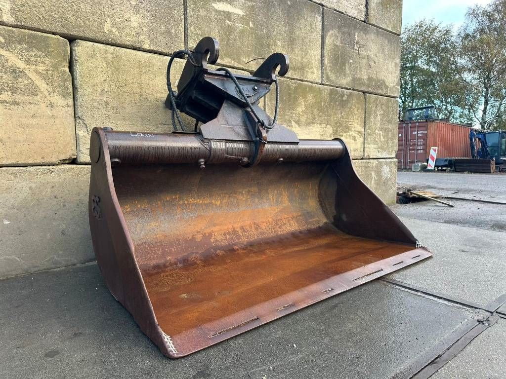 Eurosteel 200cm wide Tiltbucket / kantelbak / Schwenklöffel