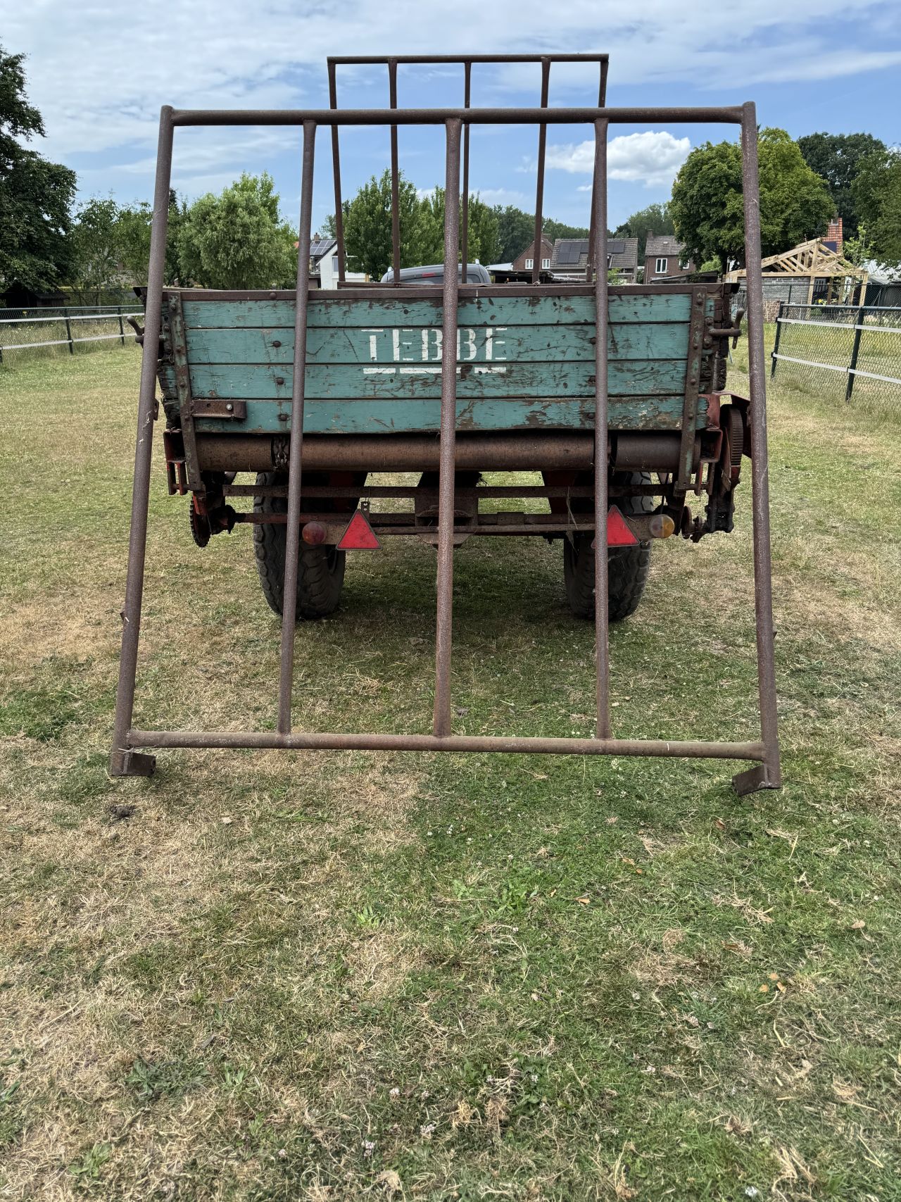 Tebbe meststrooier zonder rol mét hooirekken