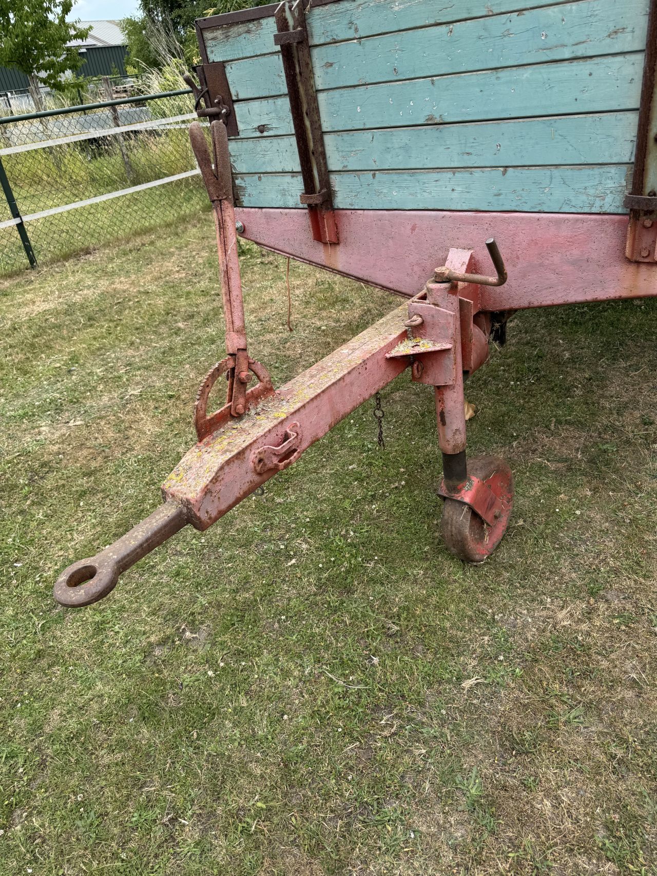 Tebbe meststrooier zonder rol mét hooirekken