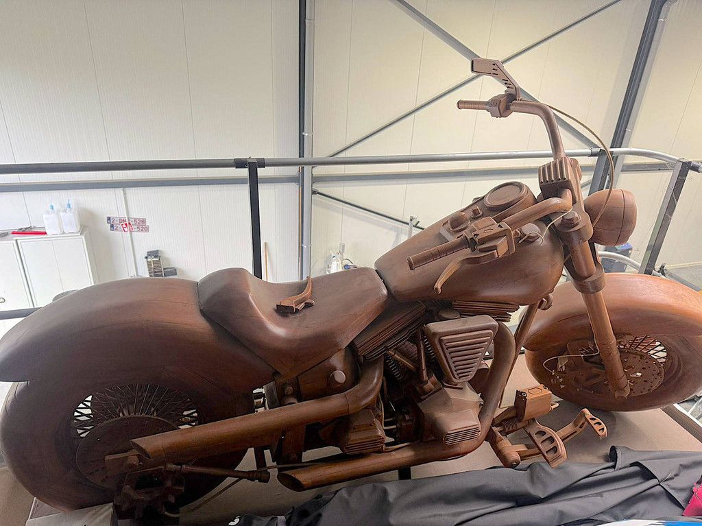 Männerhöhle „hölzerne Harley“