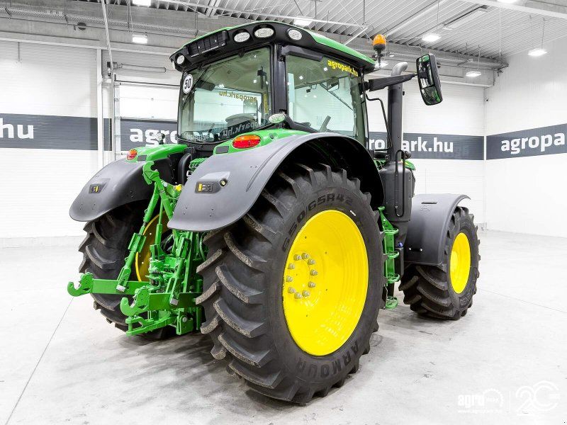 John Deere 6215R