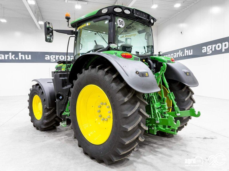 John Deere 6215R