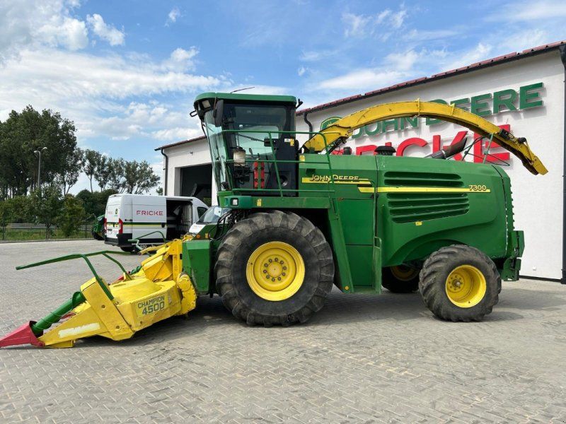 John Deere 7300