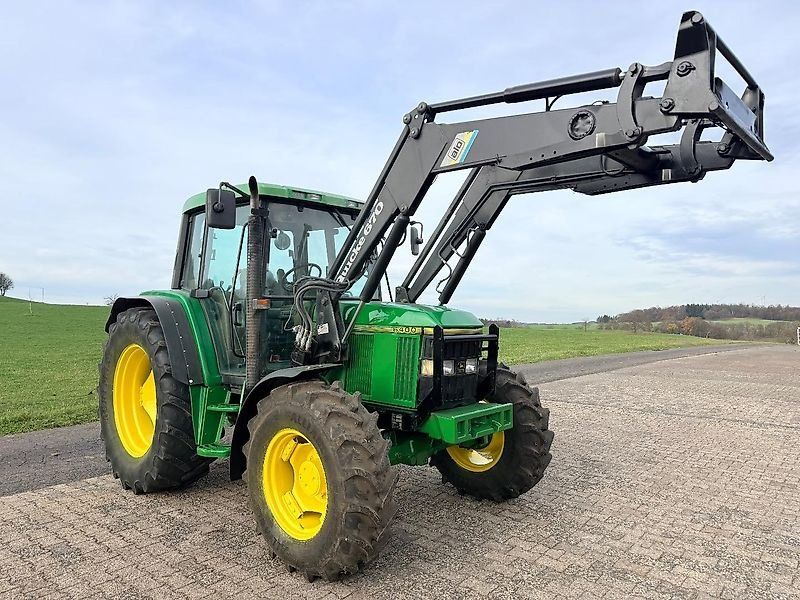 John Deere 6400 mit Frontlader