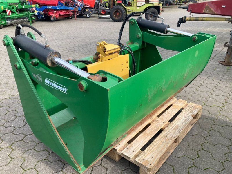 Düvelsdorf silageschneidschaufel mit Tanco Ballenhalter