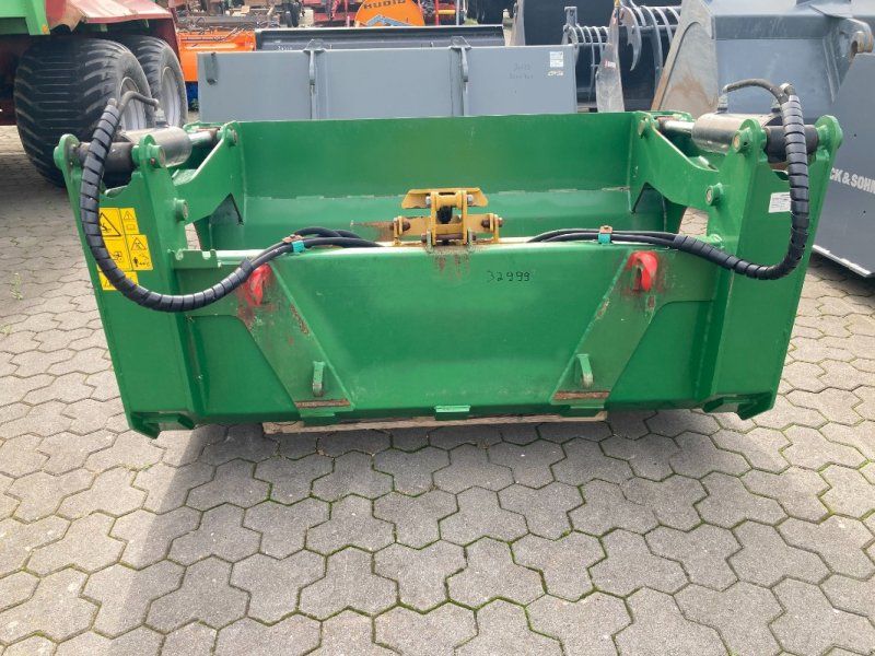 Düvelsdorf silageschneidschaufel mit Tanco Ballenhalter