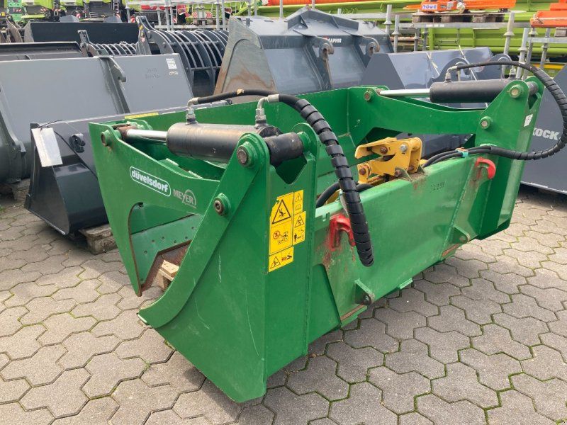 Düvelsdorf silageschneidschaufel mit Tanco Ballenhalter