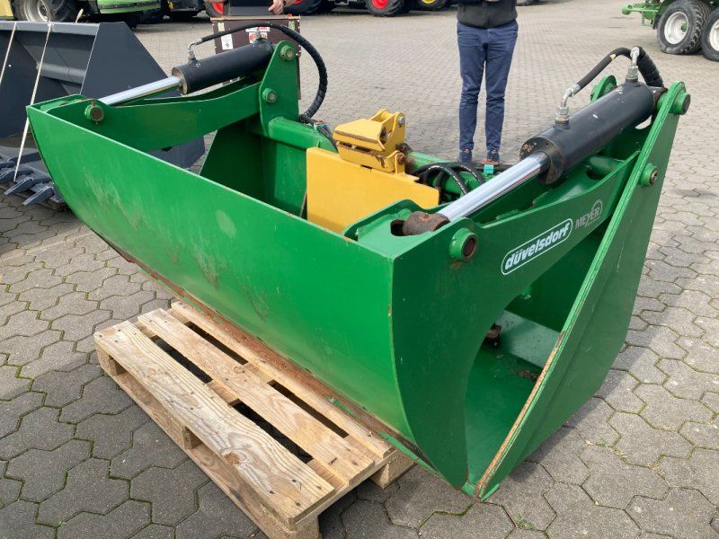 Düvelsdorf silageschneidschaufel mit Tanco Ballenhalter