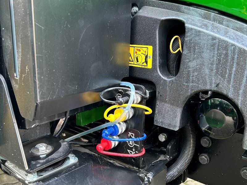 John Deere 2038R Kab