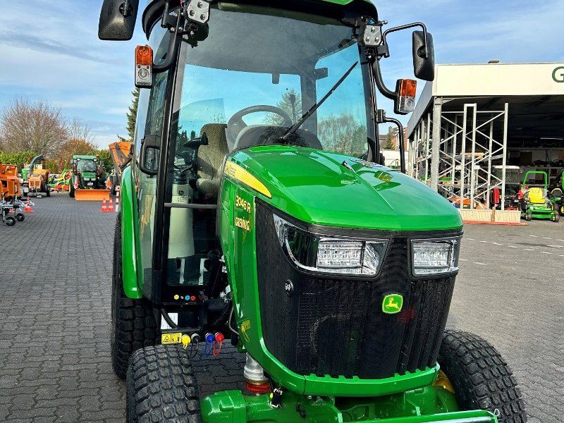 John Deere 3046R