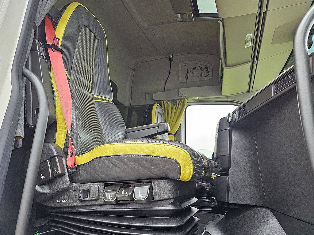 VOLVO FH 16.750 6x2*4 4 seats 154tkm