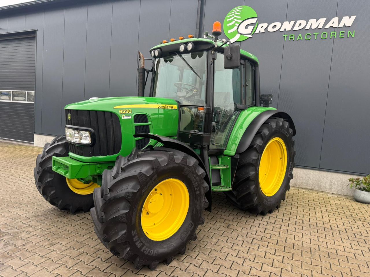 John Deere 6230