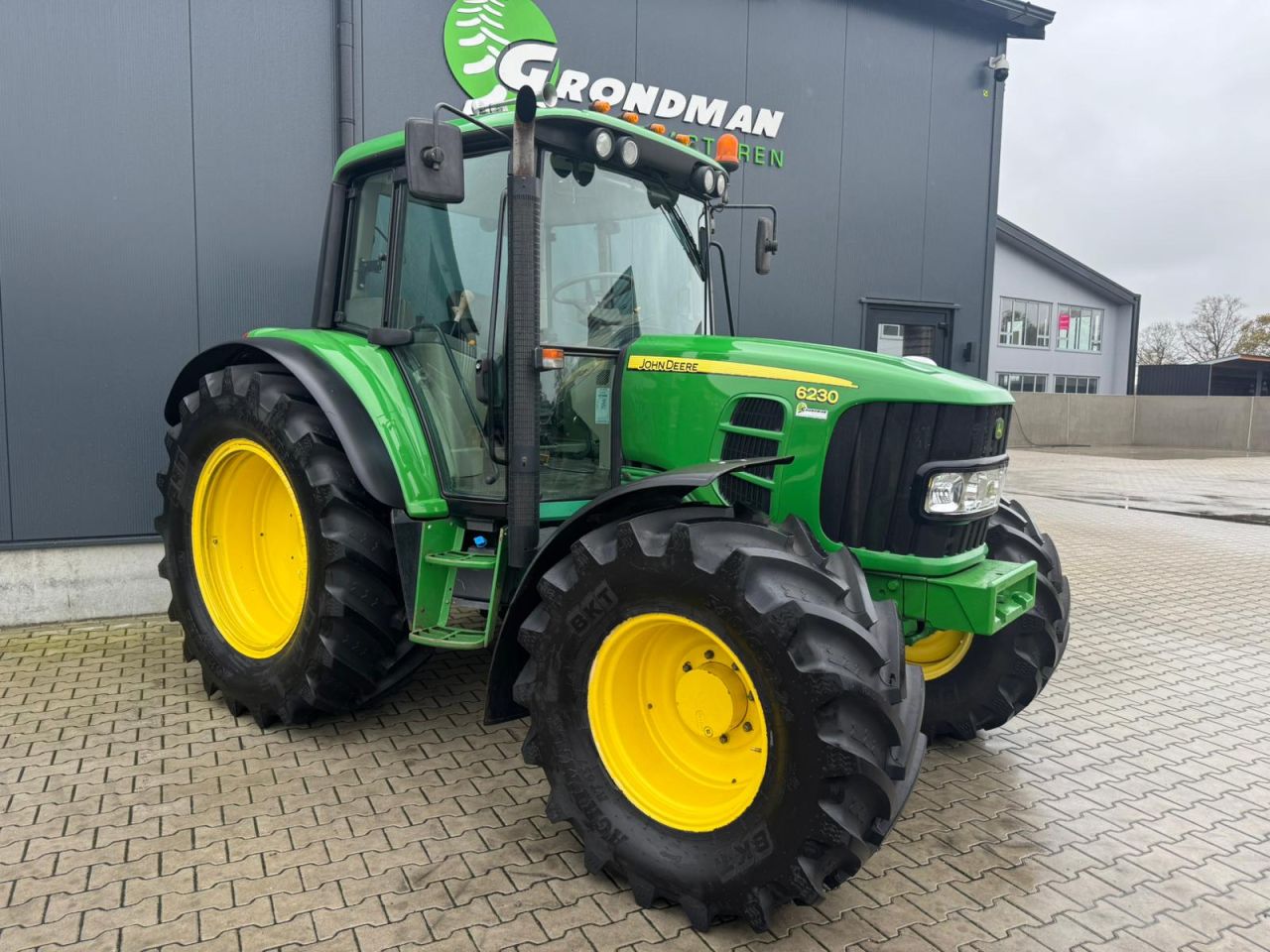 John Deere 6230