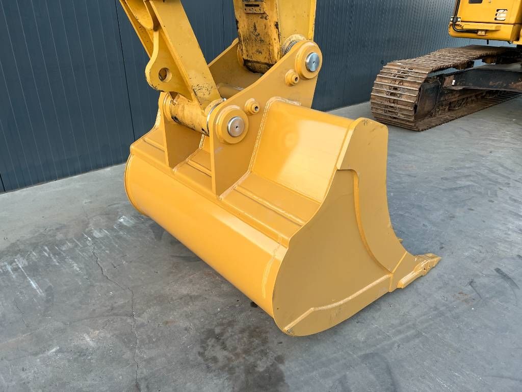 CAT 323F L