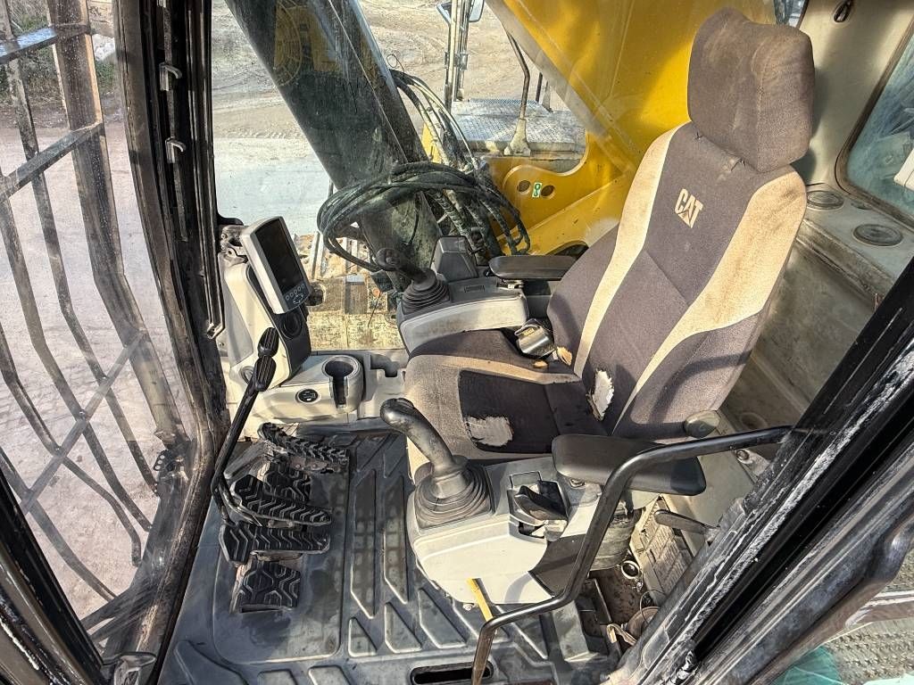 CAT 374FL - Automatic Greasing / Quick Coupler