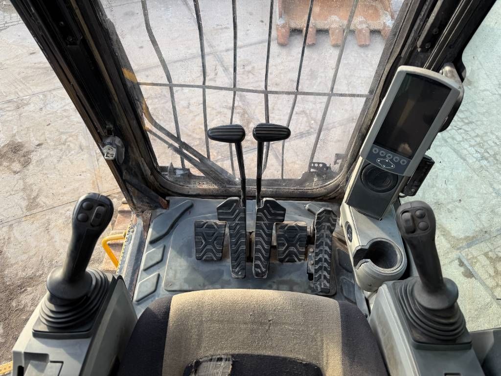 CAT 374FL - Automatic Greasing / Quick Coupler