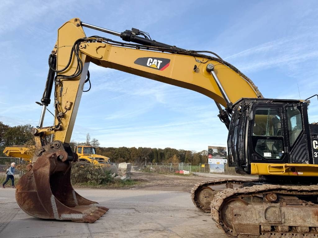 CAT 374FL - Automatic Greasing / Quick Coupler