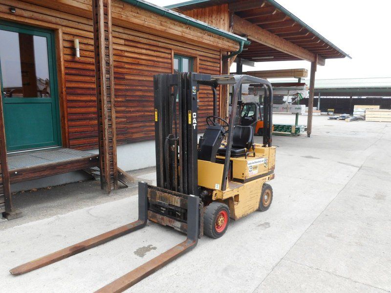 Cat V35D mit Triplfreihubmast + Seitenschieber